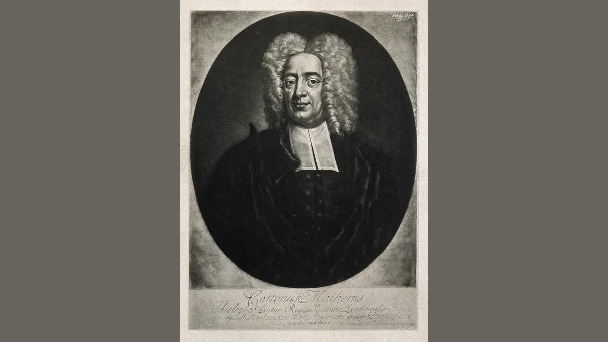 Retrato oval em tons de cinza de um homem de peruca branca encaracolada, colarinho clerical branco e roupa escura, com inscrição em latim na base.