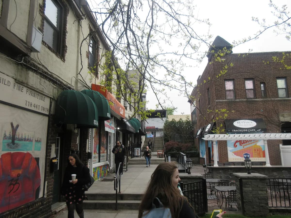 Passagem estreita entre a estação de trem de Kew Gardens e a Lefferts Boulevard, no Queens, onde Kitty Genovese foi atacada em 1964.