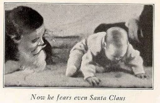 Fotograma do filme de 1920: o bebê conhecido como Pequeno Albert sentado sobre uma mesa, observado por John B. Watson e Rosalie Rayner durante os testes.