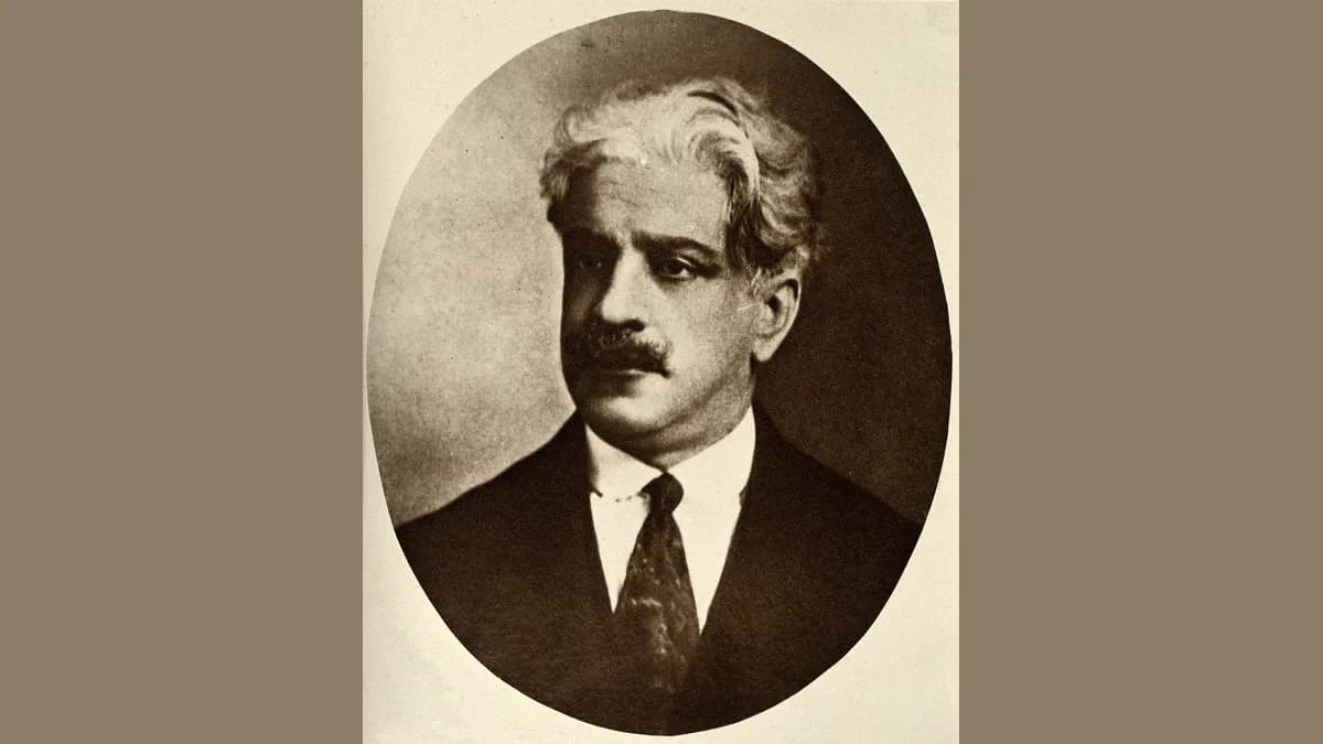 Retrato oval em sépia de Oswaldo Cruz, de cabelos grisalhos, bigode, terno escuro e gravata, olhando para a esquerda.
