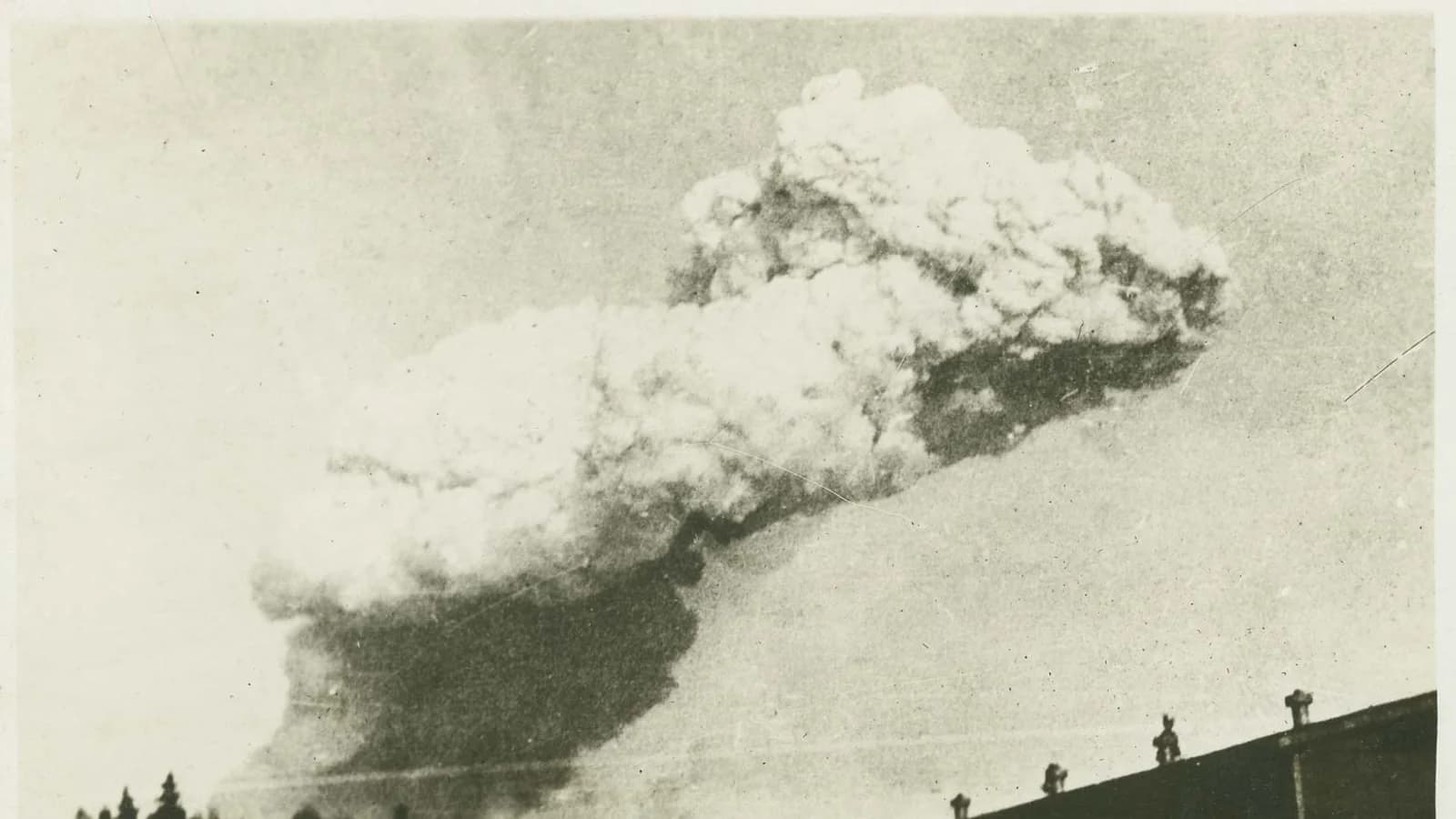 Fotografia de 1917 mostrando a enorme nuvem da explosão de Halifax subindo sobre a cidade.